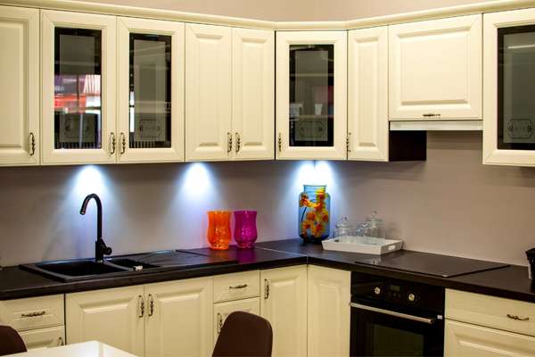 Using Dark Countertops With White Cabinets